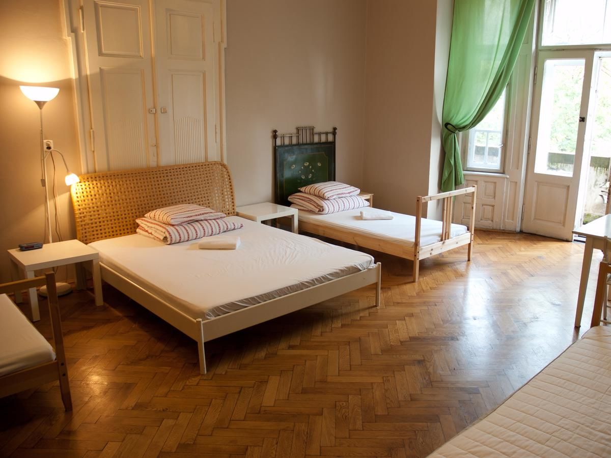 Хостелы Trzy Kafki Private Rooms Краков-26