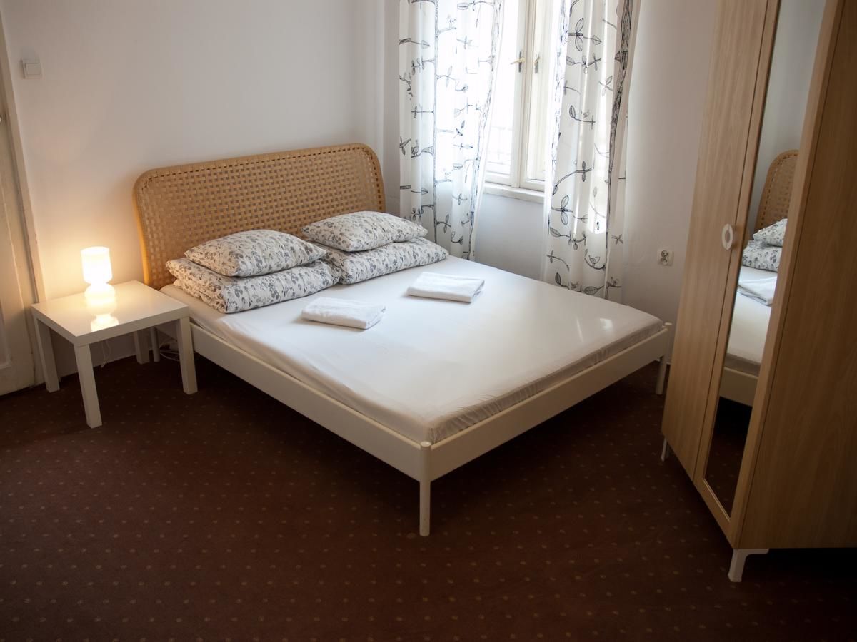 Хостелы Trzy Kafki Private Rooms Краков-43