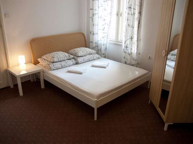 Хостелы Trzy Kafki Private Rooms Краков-42