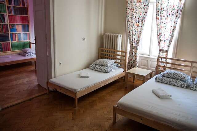 Хостелы Trzy Kafki Private Rooms Краков-10